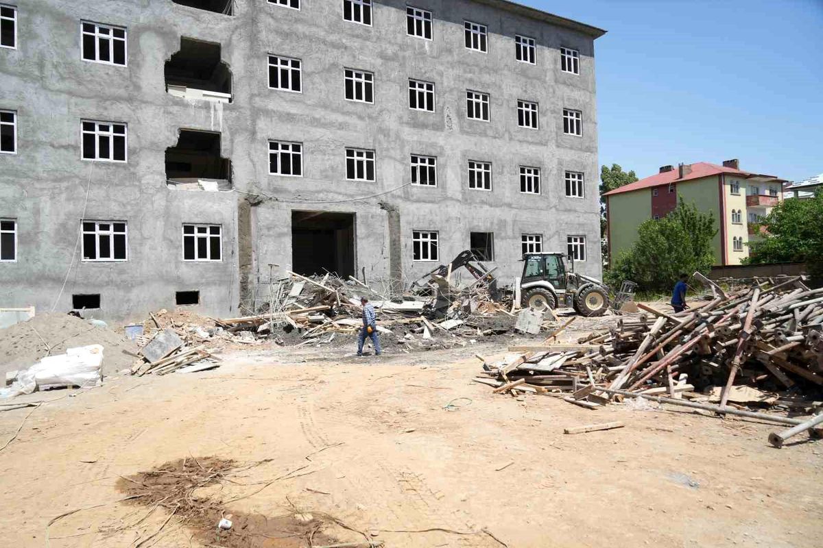 Muş'ta Okul İnşaatında Sundurma Tablası Çöktü, 2 İşçi Yaralandı