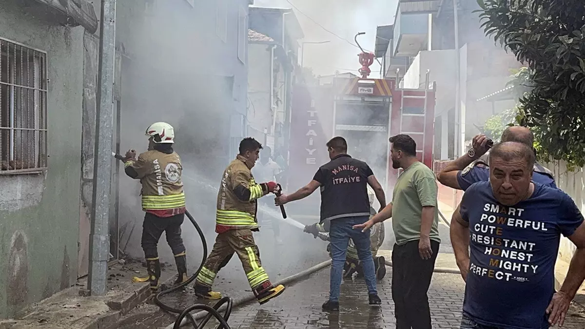 Turgutlu'da Yangın: İki Evde Hasar Meydana Geldi