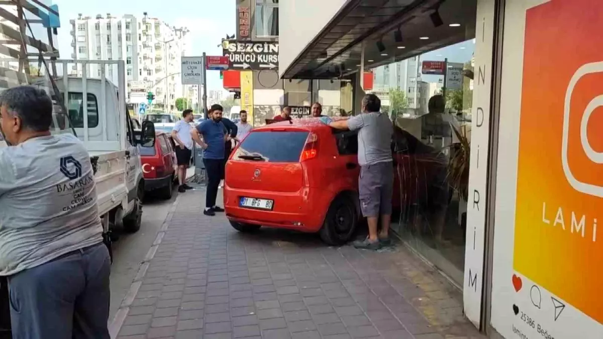Adana'da Otomobil Mağazaya Daldı, Sürücü Yara Almadan Kurtuldu