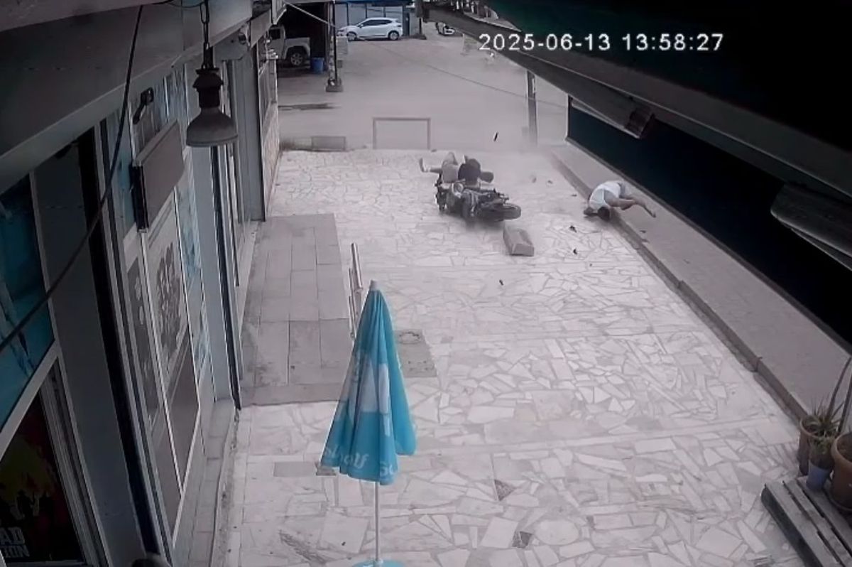 Adana'da Motosiklet Kazası: İki Genç Ağır Yaralandı