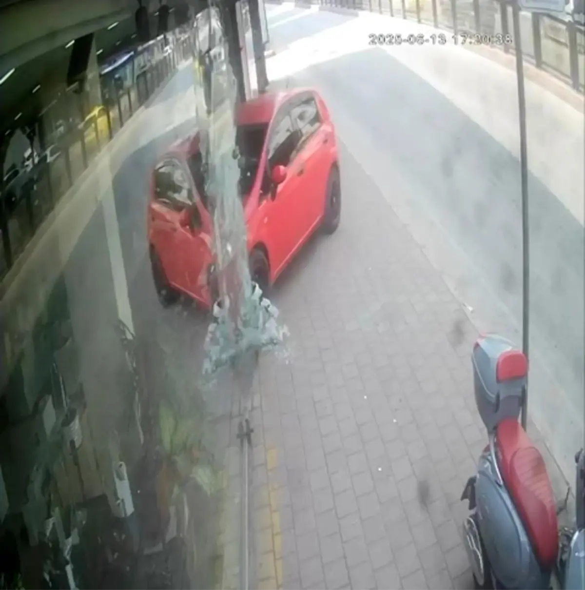 Adana'da Otomobil Mağazaya Daldı: Kadın Sürücü Yaralanmadı