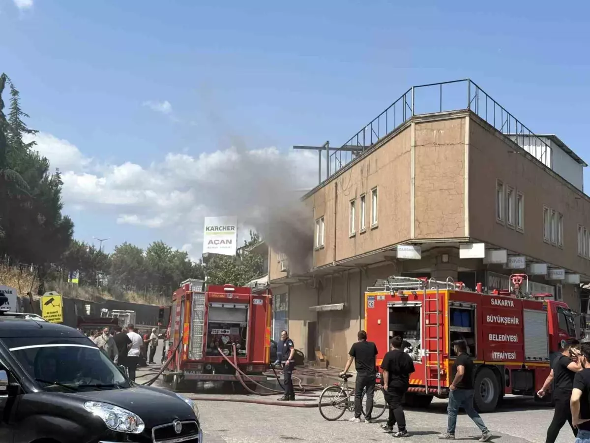 Sakarya'da Nalbur Dükkanında Yangın Paniğe Neden Oldu