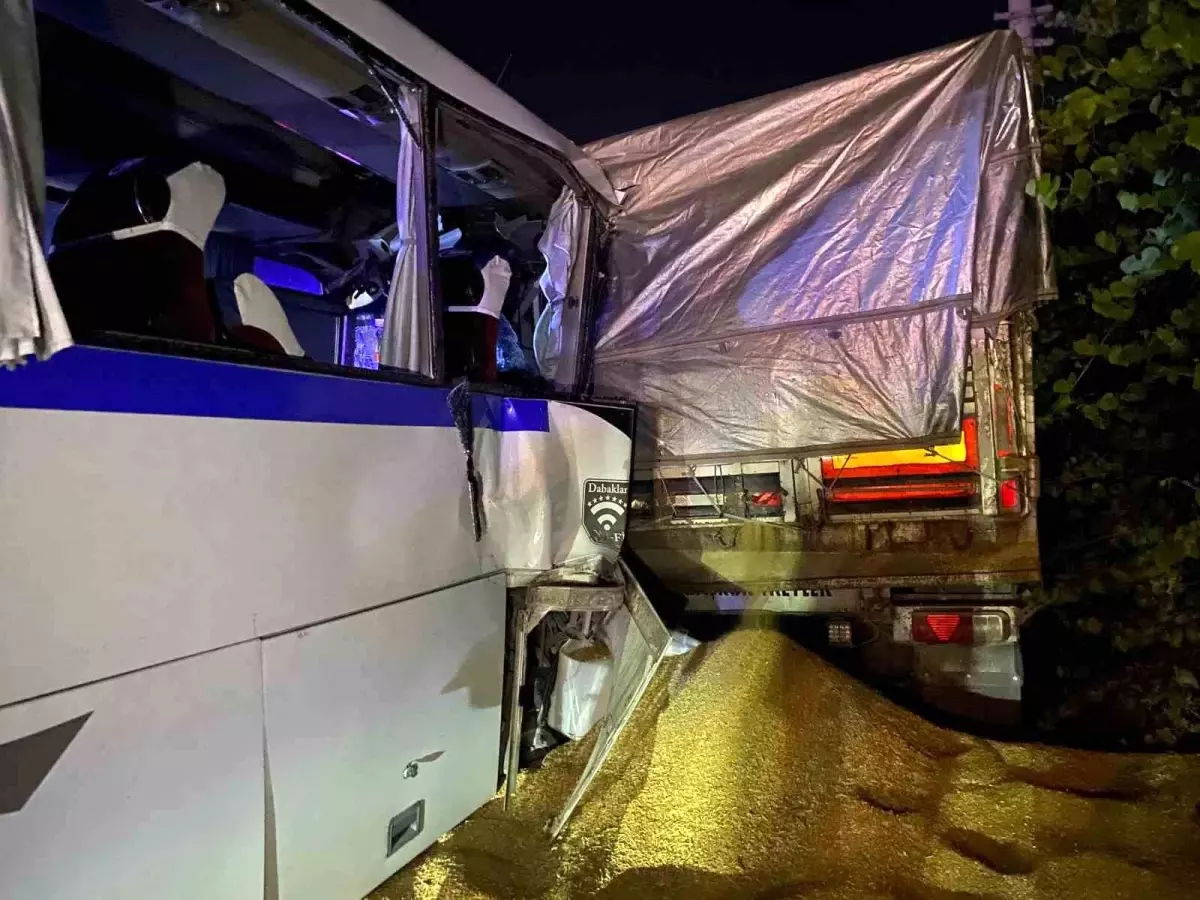 Manisa'da Servis Aracı Tıra Çarptı: Çok Sayıda Yaralı Var
