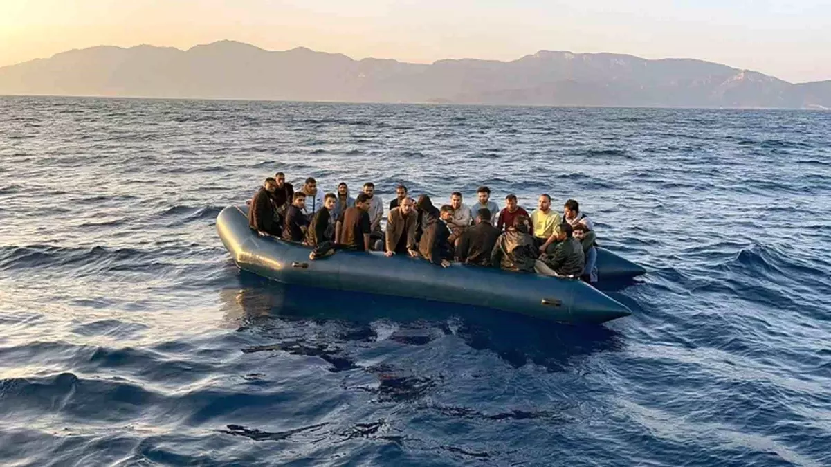Yunan Sahil Güvenlik Unsurları Tarafından Türk Karasularına İtilen 21 Düzensiz Göçmen Kurtarıldı