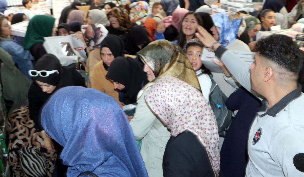 Erzurum'da Züccaciye Mağazasının Açılışında İzdiham