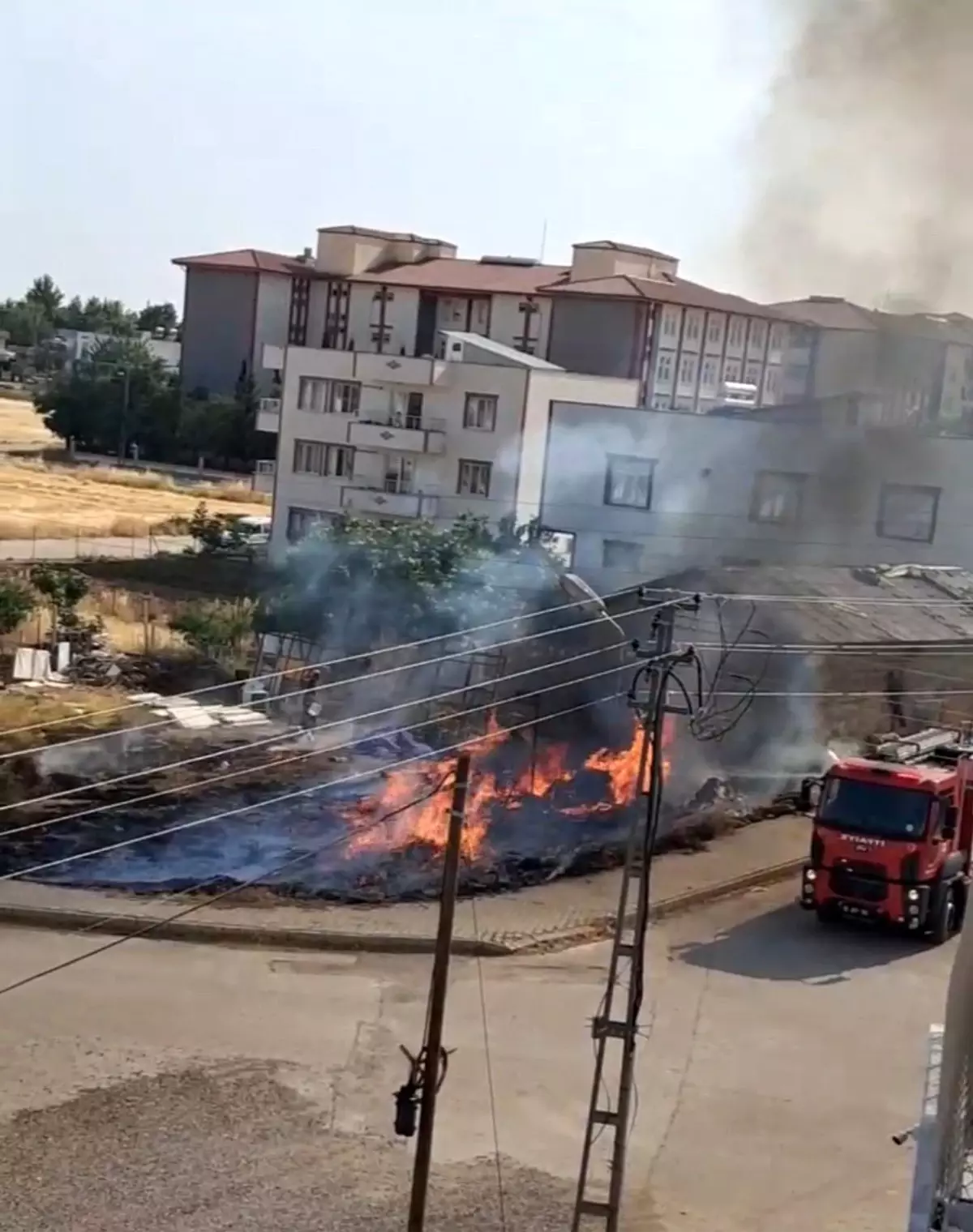 Adıyaman'da Kontrolsüz Yangın Bahçeyi Kavurdu