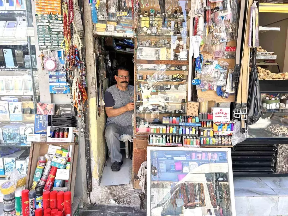 'Çakmak doktoru' baba, 2 metrekarelik dükkanda 3 evladını okutup meslek sahibi yaptı