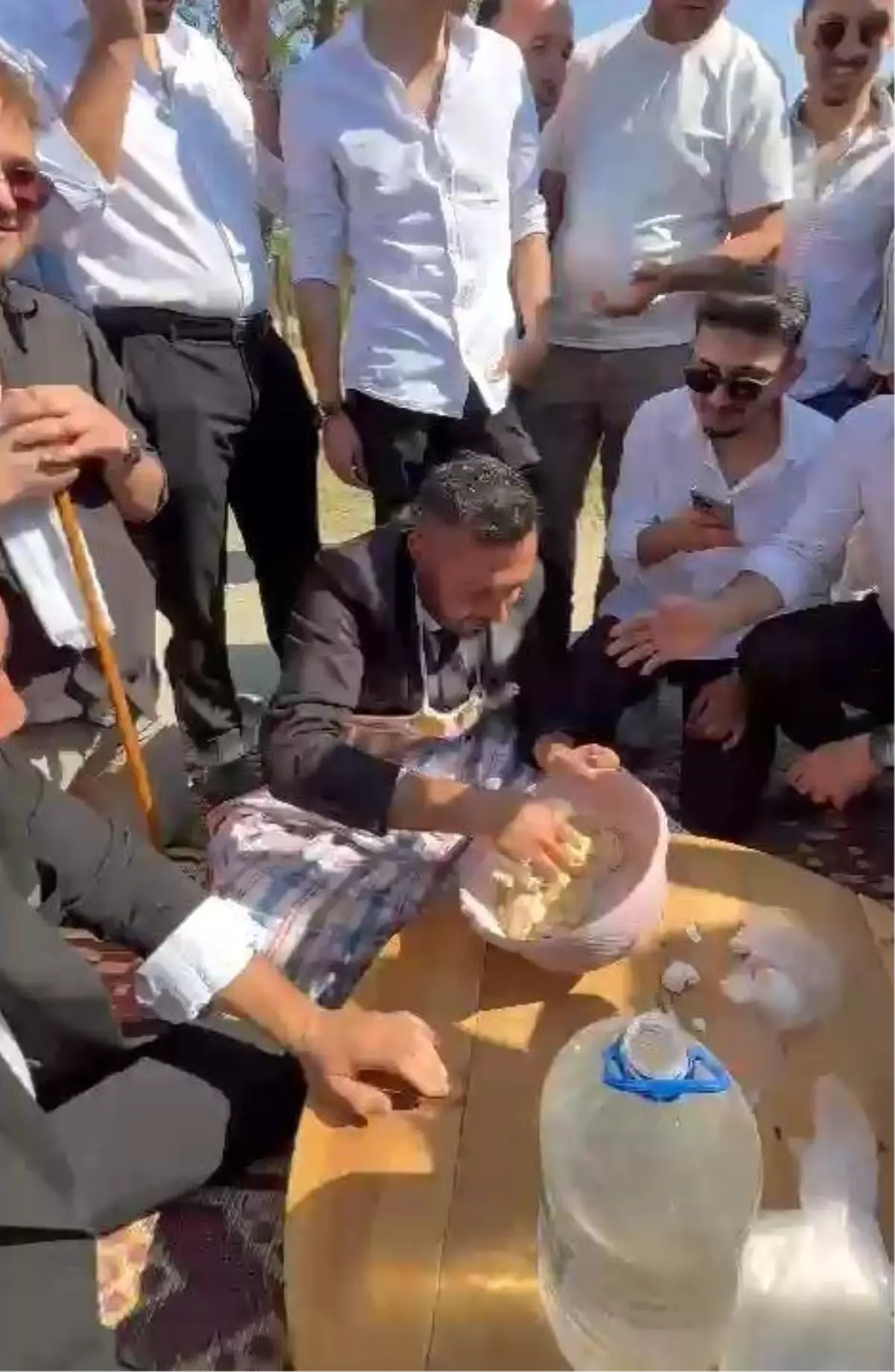 Düğün Konvoyunda Geleneksel Eğlence: Damat Hamur Yoğurdu