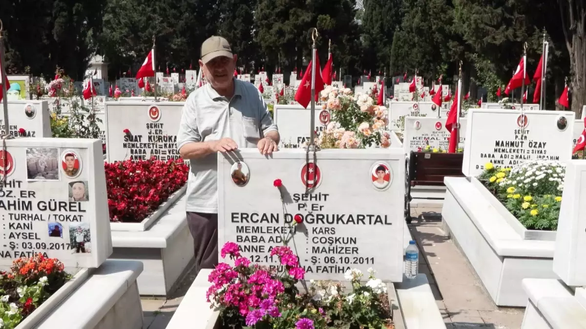 Babalar Günü'nde Şehit Babaları Edirnekapı Şehitliği'nde