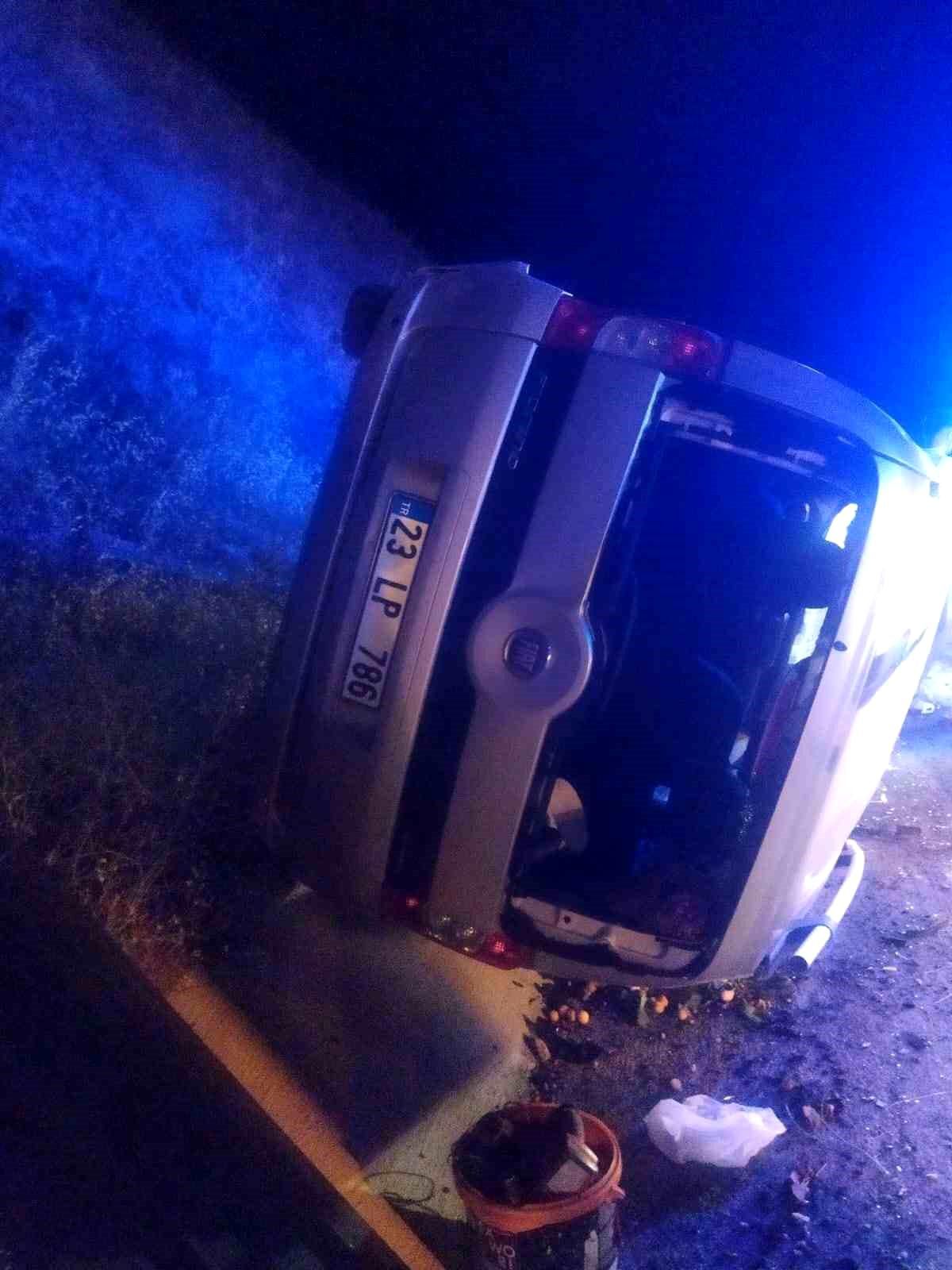 Elazığ'da Hafif Ticari Araç Kaza Yaptı: 2 Yaralı