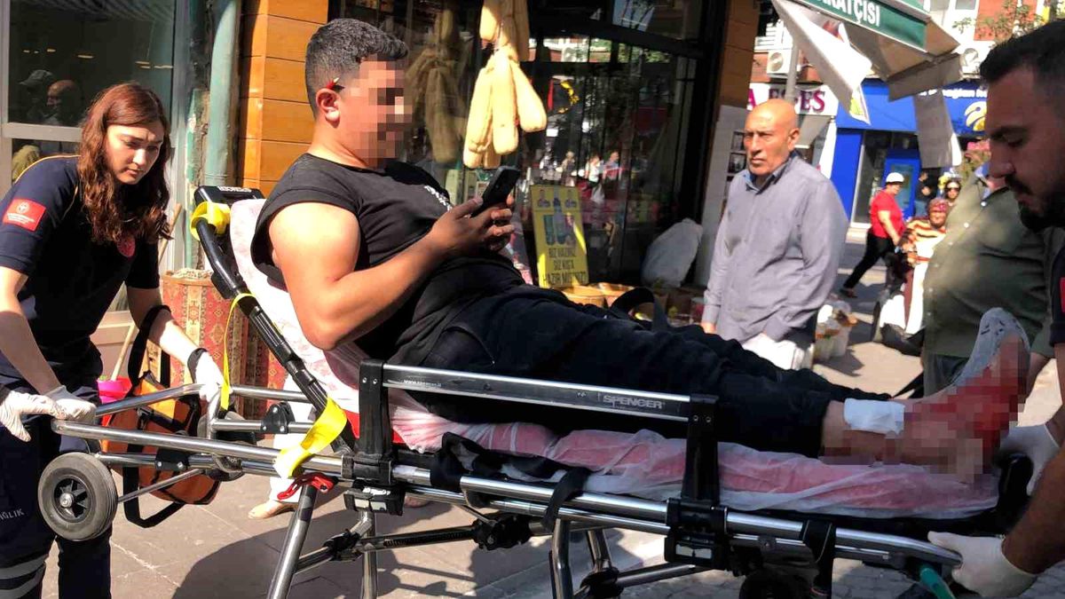 İskeleden Düşerek Yaralanan Genç, Ambulansa Telefonuyla Taşındı