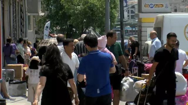 Iranians living in Istanbul are returning to their country by bus