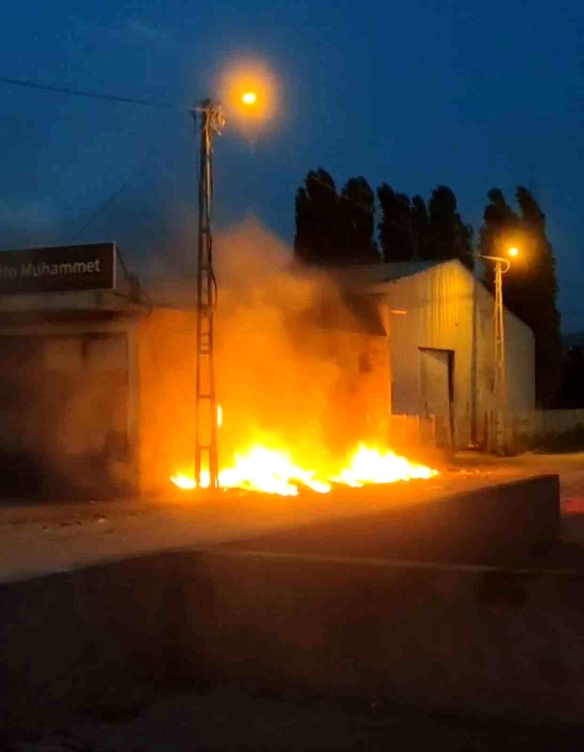 Iğdır Sanayi Bölgesinde Yangın: Elektrik Direğine Sıçradı