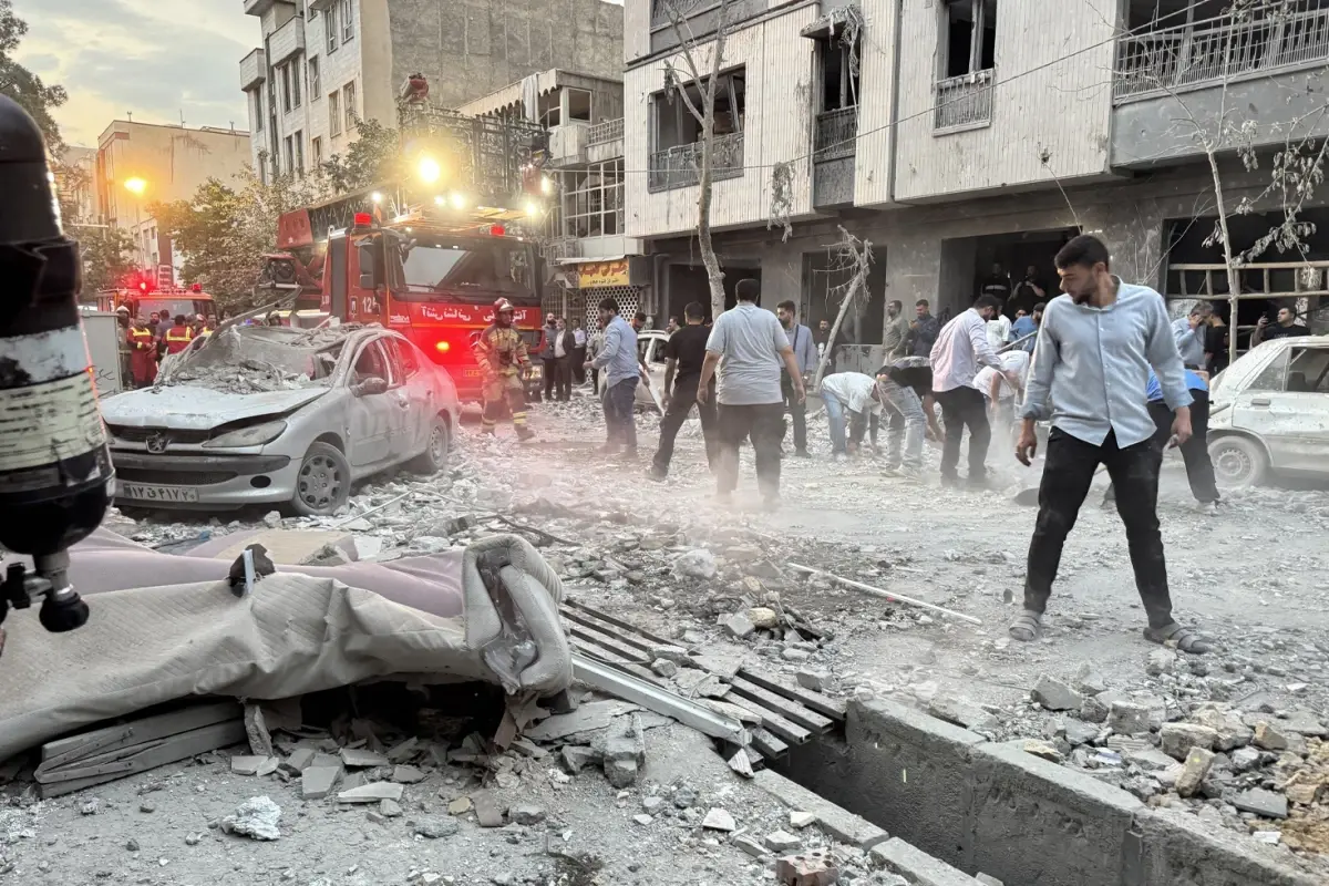 İsrail'den tehdit gibi uyarı: Askeri tesislerden uzak durun