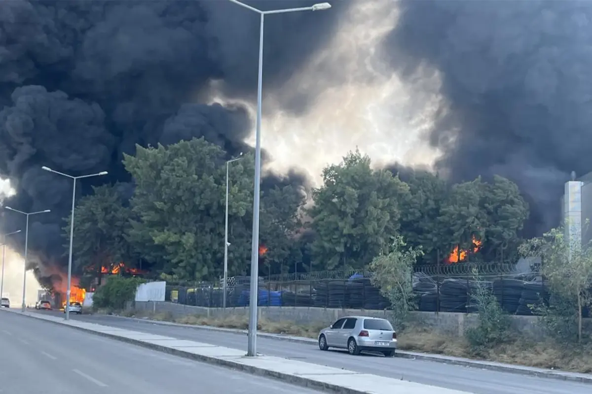 İzmir'de fabrika yangını! Patlamalar yaşandı, hastane tahliye edildi
