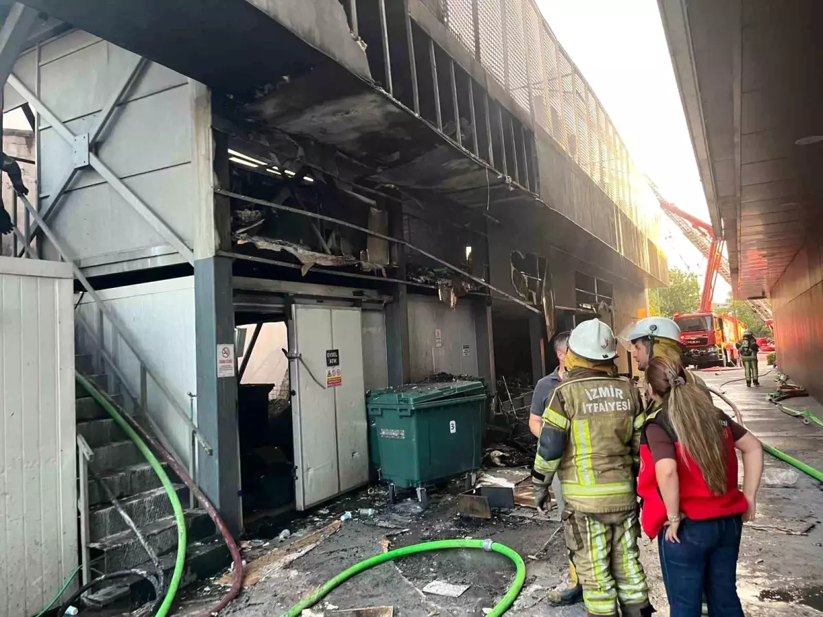 İzmir'de İnşaat Deposunda Yangın: Hastalar Tahliye Edildi