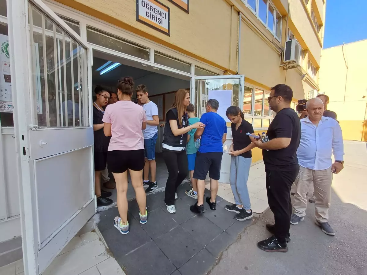 Liselere Geçiş Sistemi Sınavı İzmir'de Başladı