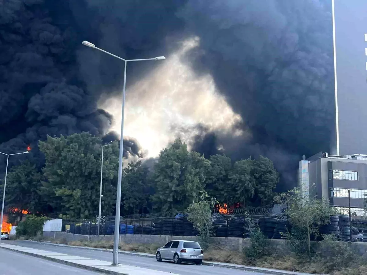 İzmir'de Hastane Yakınındaki Depoda Yangın Çıktı