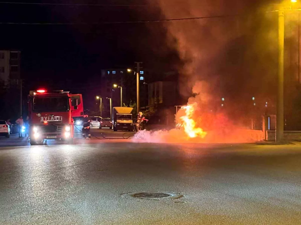Kahramanmaraş'ta Park Halindeki Otomobil Yandı