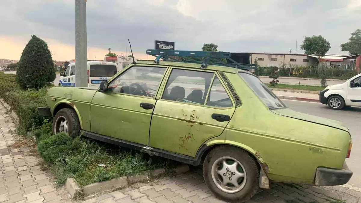 Karaman'da Aydınlatma Direğine Çarpan Otomobilde Kaza, Sürücü Kurtuldu