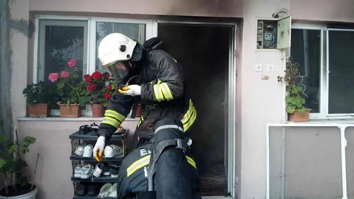 Edirne'de Kardeşinin Evi Yanarken Gözyaşlarına Boğulan Kadına İtfaiyeden Destek