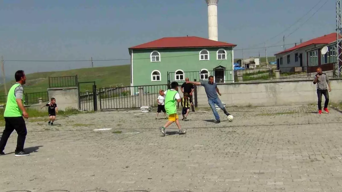 Kars'ta Babalar Günü Futbol Turnuvasıyla Kutlandı