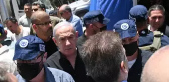 Netanyahu, İran'ın enkaza çevirdiği Bat Yam kentinde görüntülendi