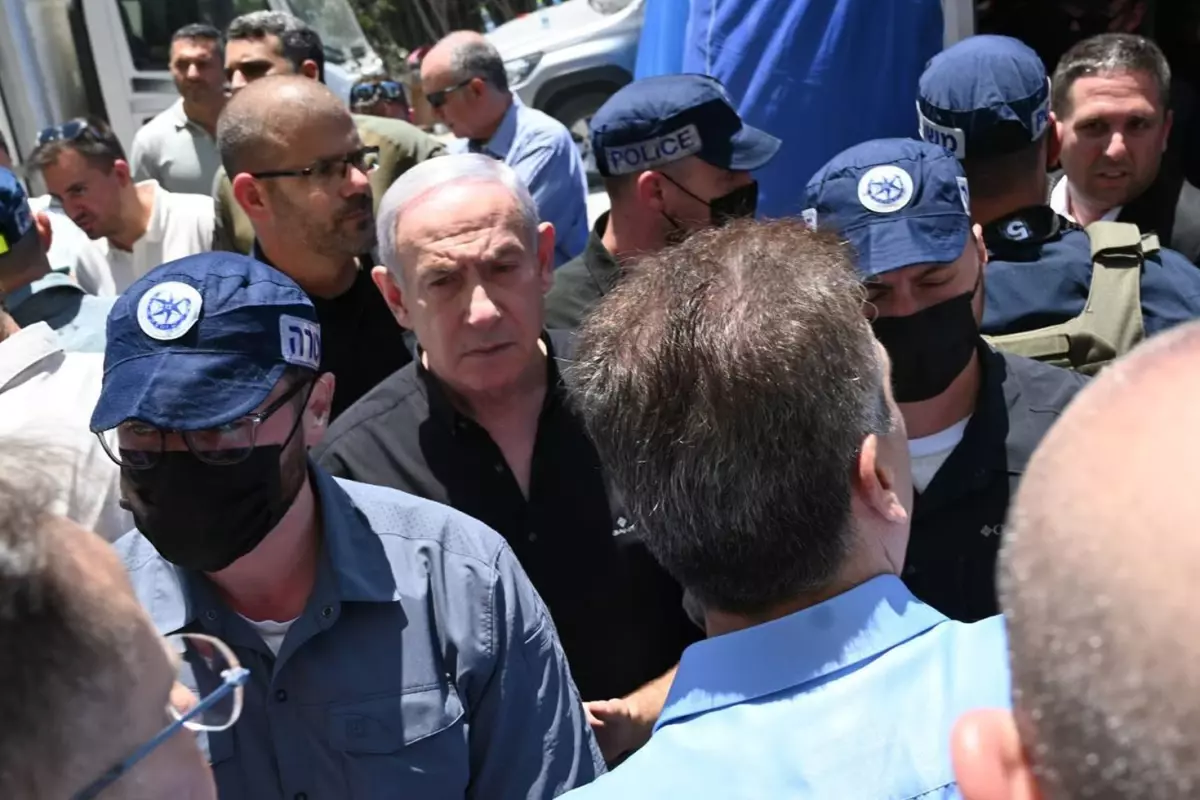Netanyahu, İran'ın enkaza çevirdiği Bat Yam kentinde görüntülendi