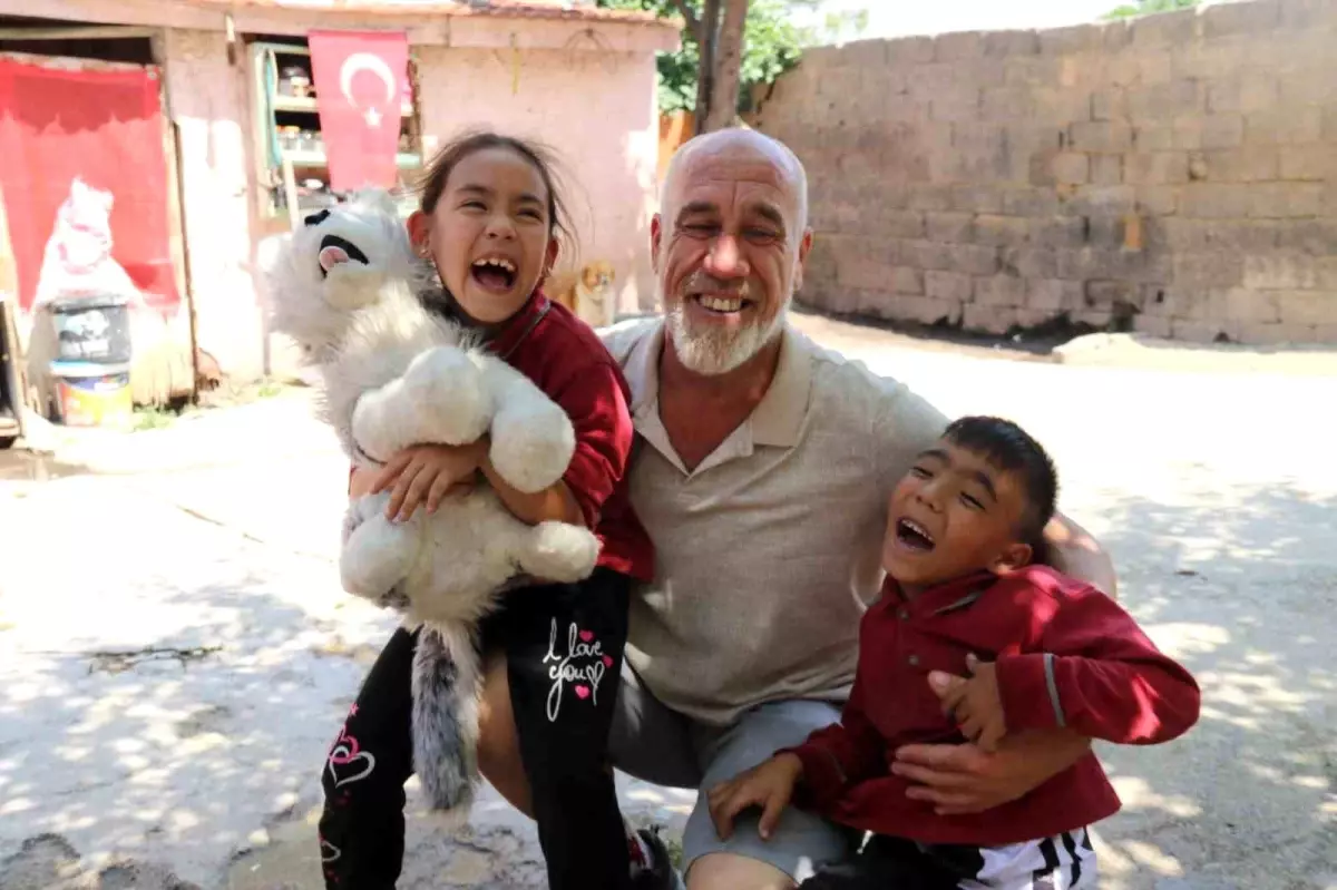 Eşini Kaybettikten Sonra Hem Annelik Hem Babalık Yapıyor