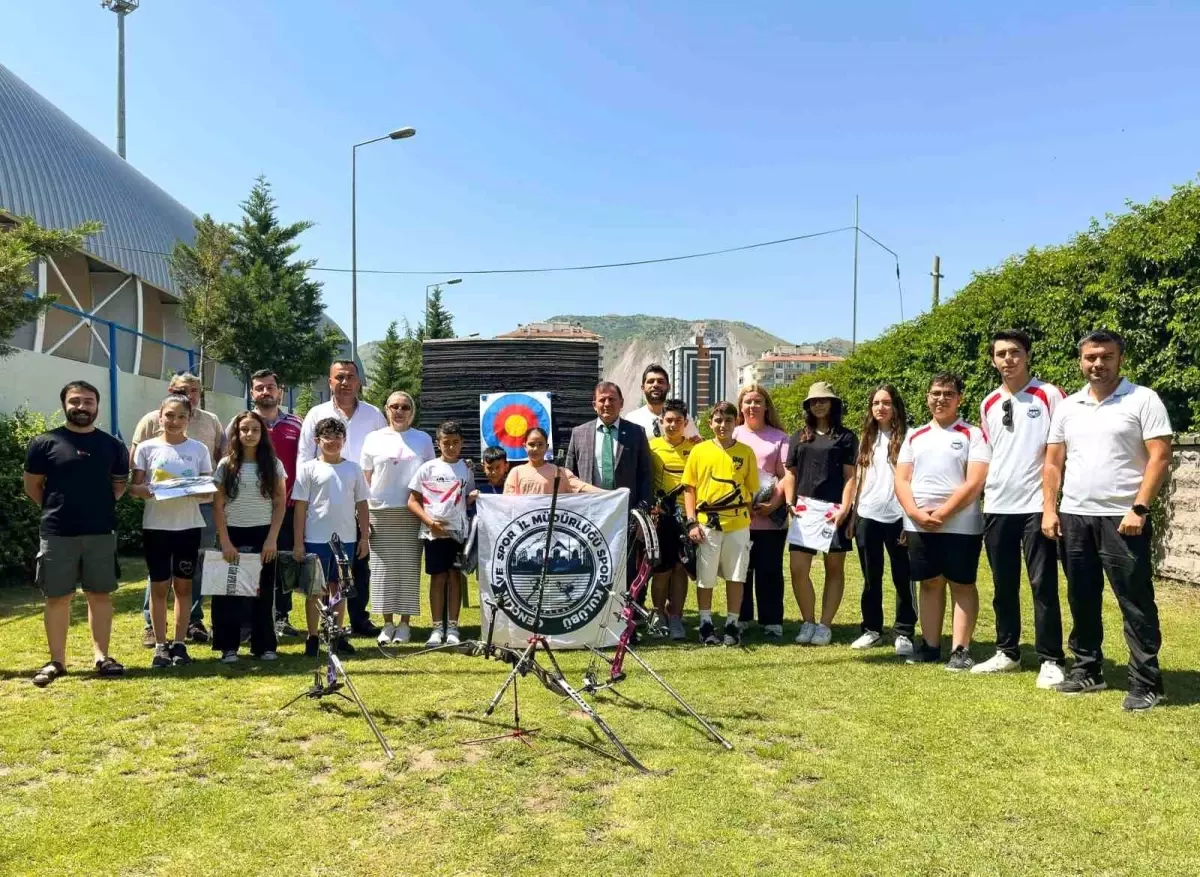 Kayseri Gençlik ve Spor İl Müdürlüğü Okçuluk Sporcularına Ekipman Dağıttı