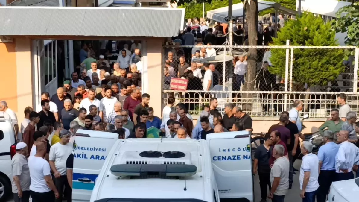 İnegöl'de Eşini Öldürüp İntihar Eden Şoförün Cenazesi Toprağa Verildi