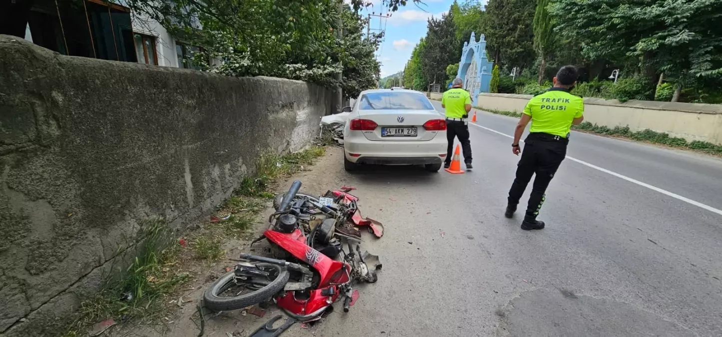 Sapanca'da Otomobil ve Motosiklet Çarpıştı: 1 Ağır Yaralı