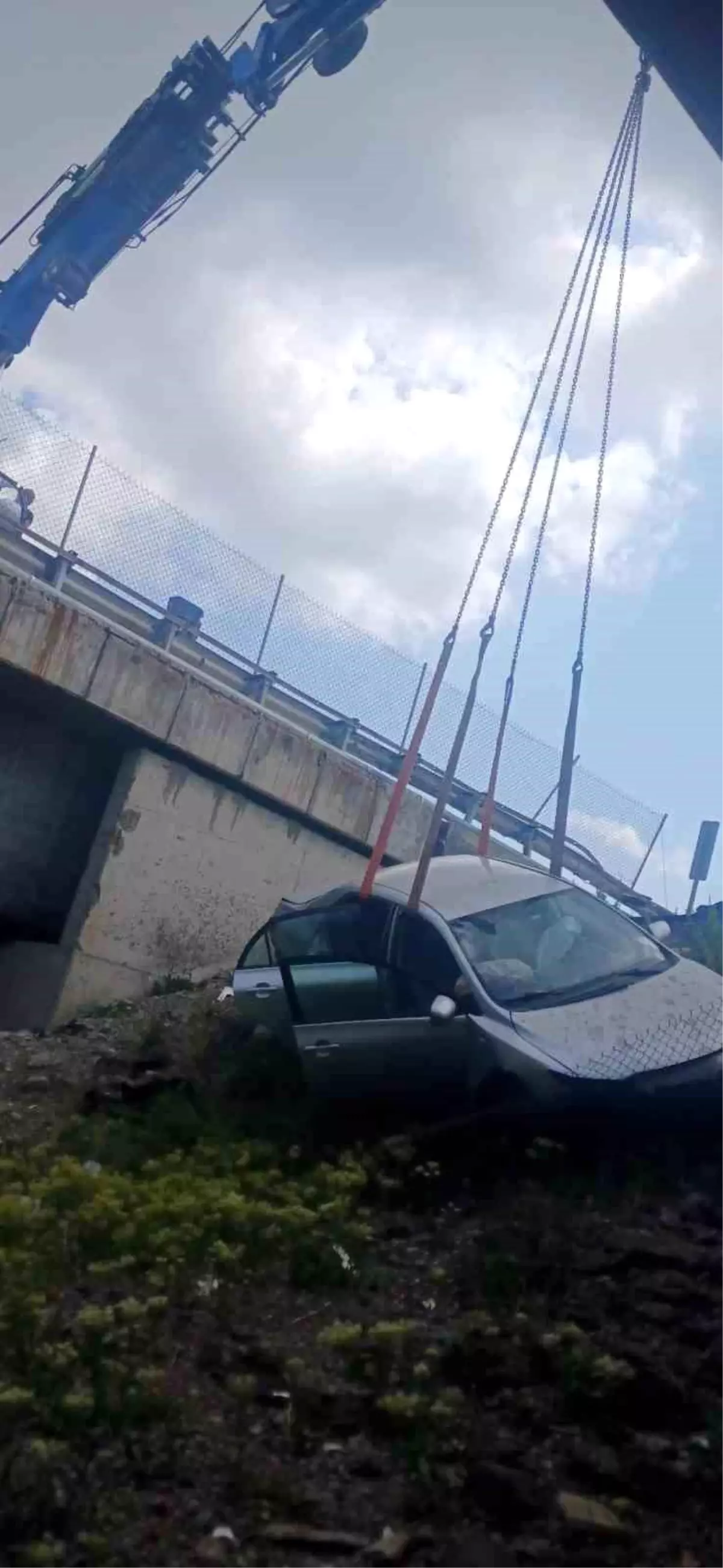 Bolu'da Otoyolda Köprüden Uçan Otomobilde 2 Yaralı