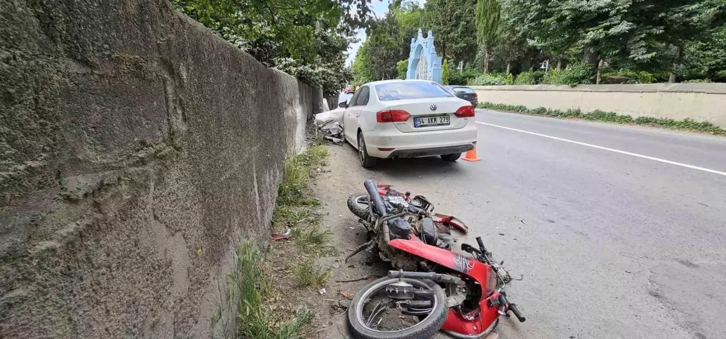 Sapanca'da Otomobil ve Motosiklet Çarpıştı: 1 Ağır Yaralı
