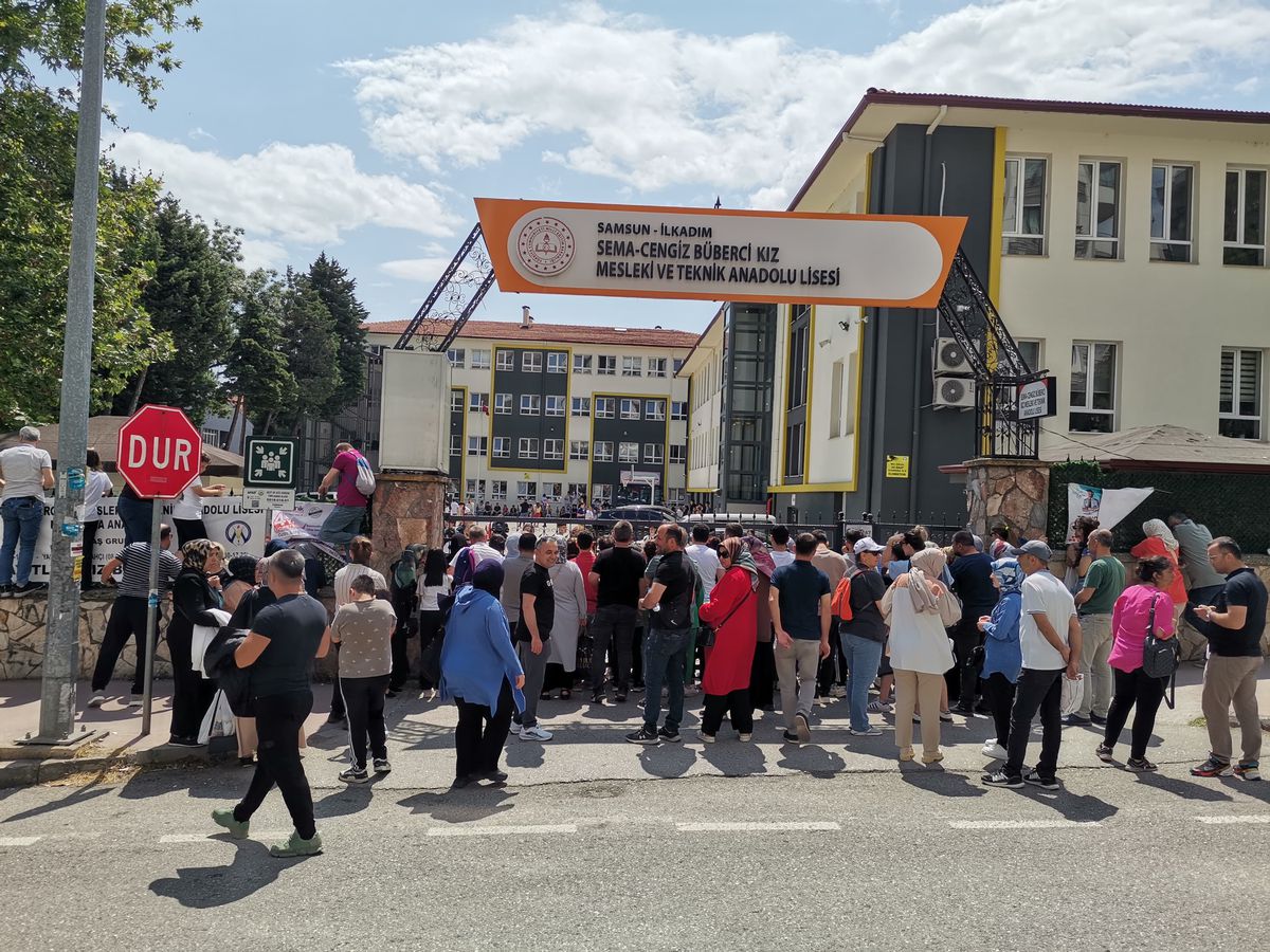 Samsun'da LGS heyecanı: Öğrenciler sınavda ter dökerken aileleri dışarıda bekledi