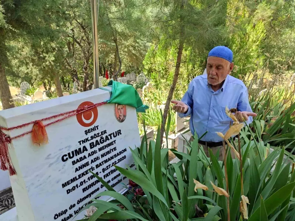 Şehit Babaları Babalar Günü'nü Oğullarının Kabri Başında Geçirdi