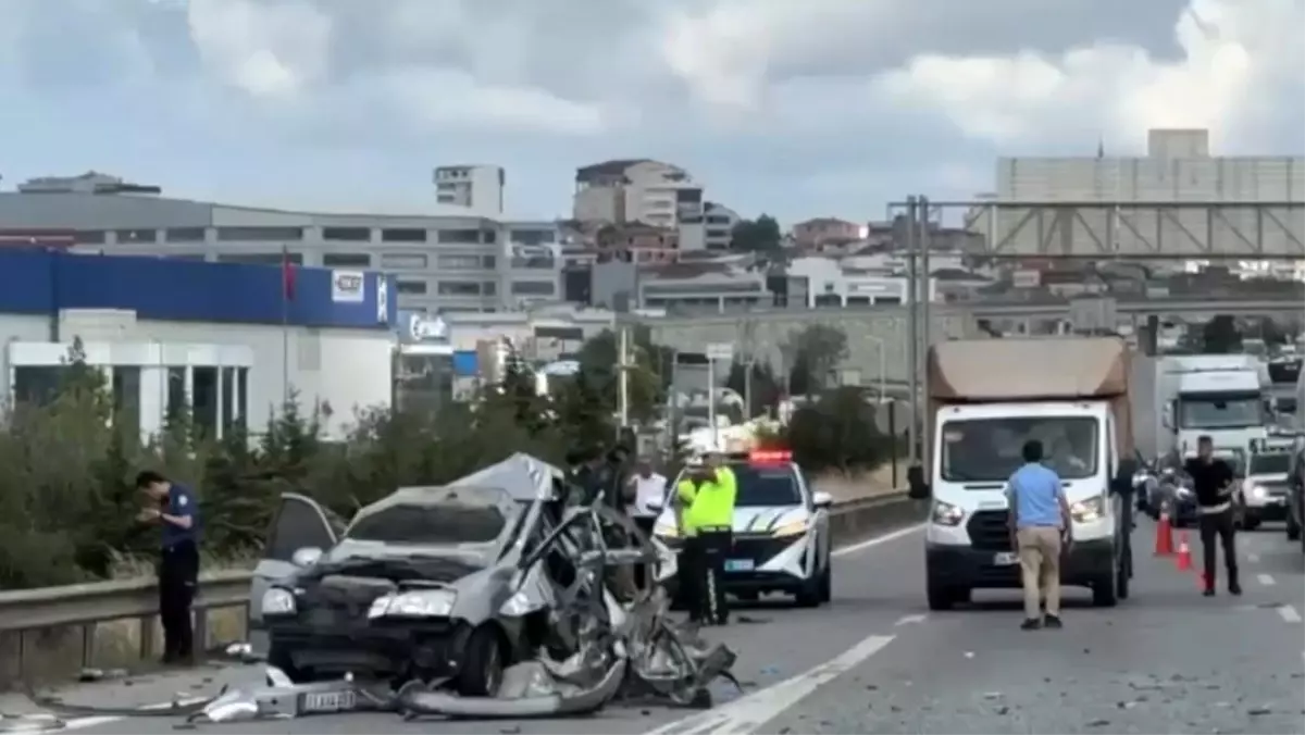 TEM Otoyolu'nda yolcu otobüsü ile otomobil çarpıştı: 3 yaralı