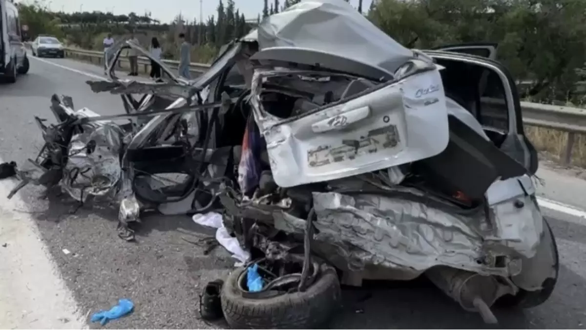 Kocaeli'de Otobüs ile Otomobil Çarpıştı: 3 Yaralı