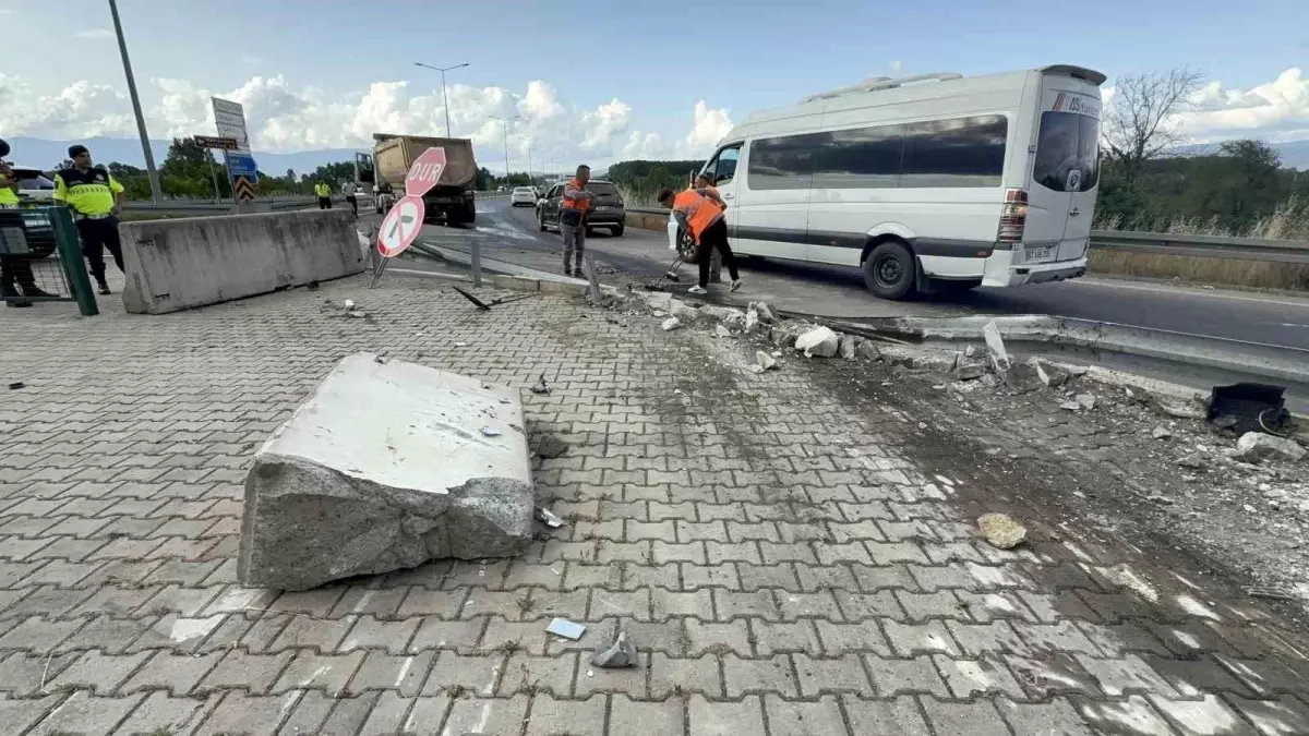 Düzce'de İnşaat Atığı Taşıyan Tır Kazası