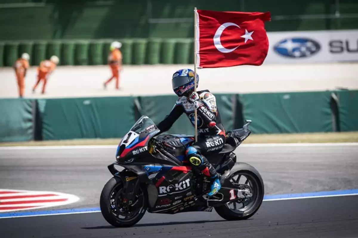Toprak Razgatlıoğlu'ndan Superbike Şampiyonası'nın İtalya ayağında 3'te 3