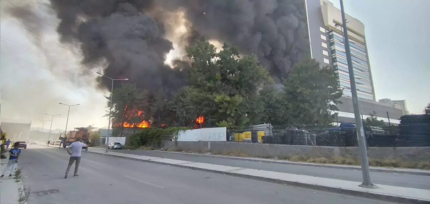 İzmir'de Fabrikadan Hastaneye Sıçrayan Yangın