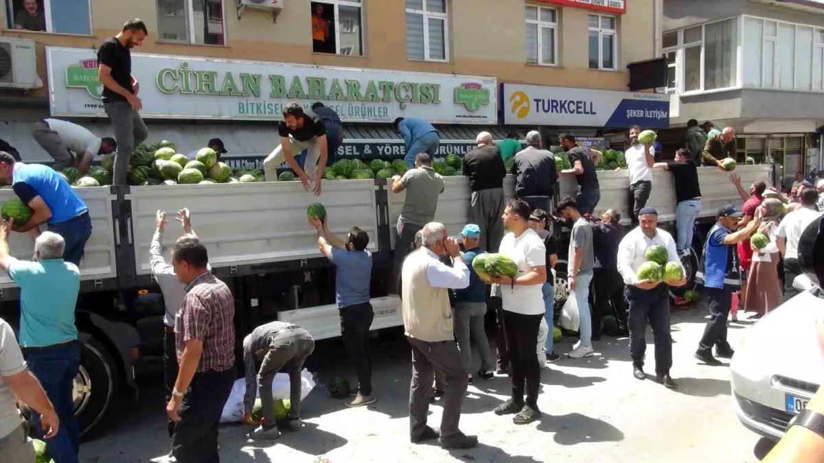 Ahlat'ta Hayırsever Çiftçiden 30 Ton Karpuz Dağıtıldı