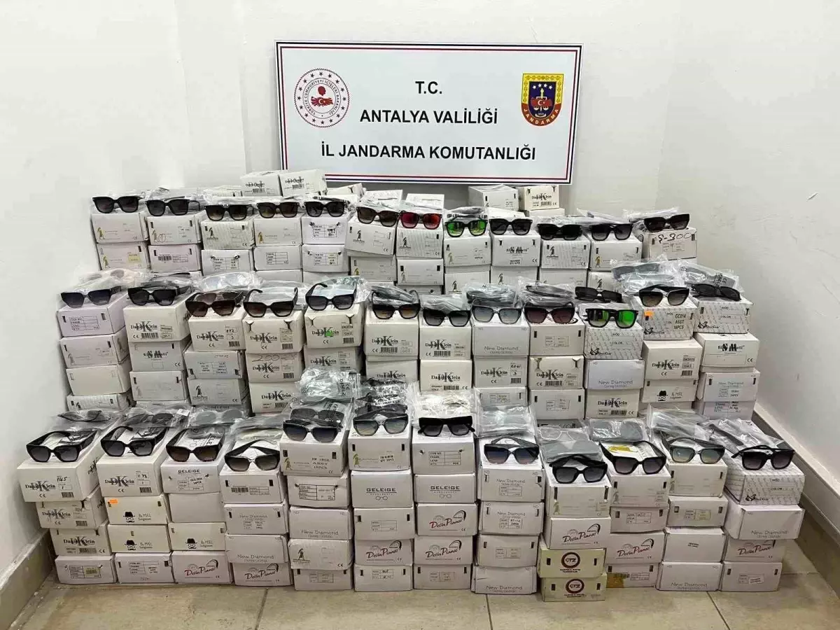 Antalya'da Kaçak Güneş Gözlüğü Operasyonu: 16 Bin Parça Ele Geçirildi