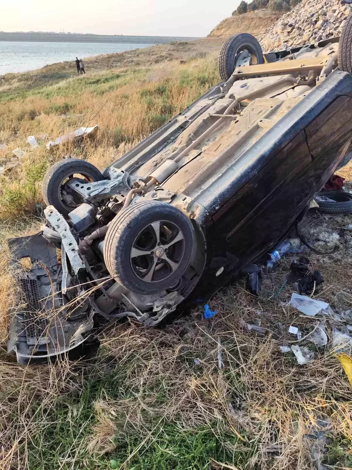 Hatay'da Baraj Kenarına Devrilen Otomobilde 3 Yaralı