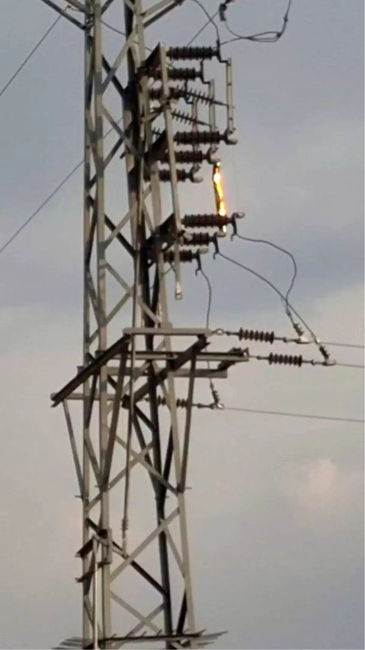 Adıyaman'da Elektrik Direğindeki Yangın Kontrol Altına Alındı