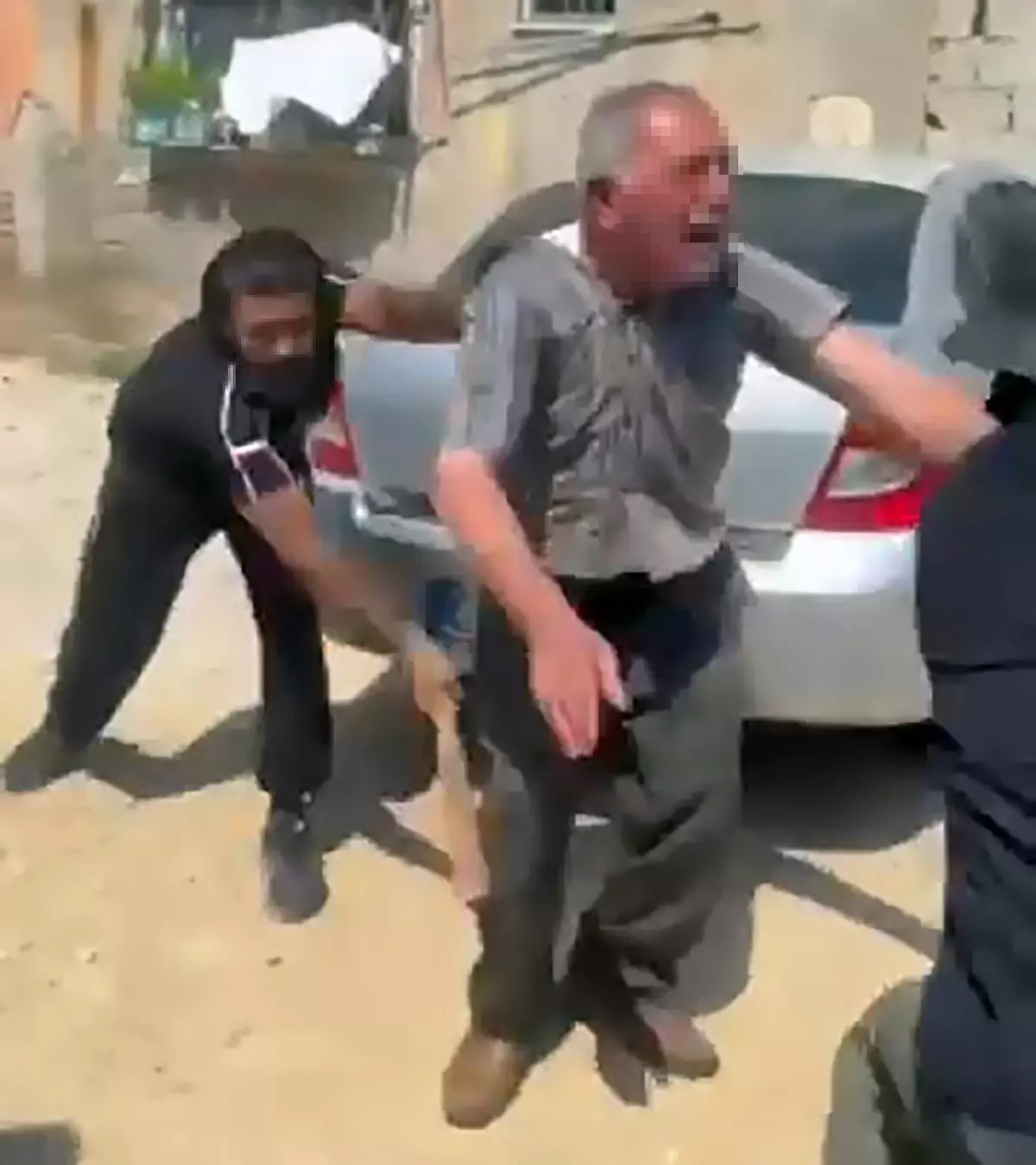 Adana'da Sopalı Saldırı: Gençler ve Yaşlı Adam Darbedildi