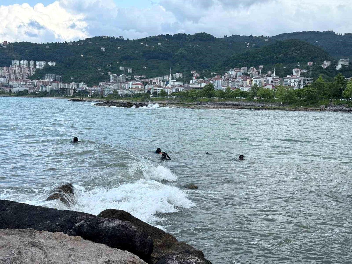 Giresun'da Denizde Kaybolan Çocuğun Arama Çalışmaları Devam Ediyor