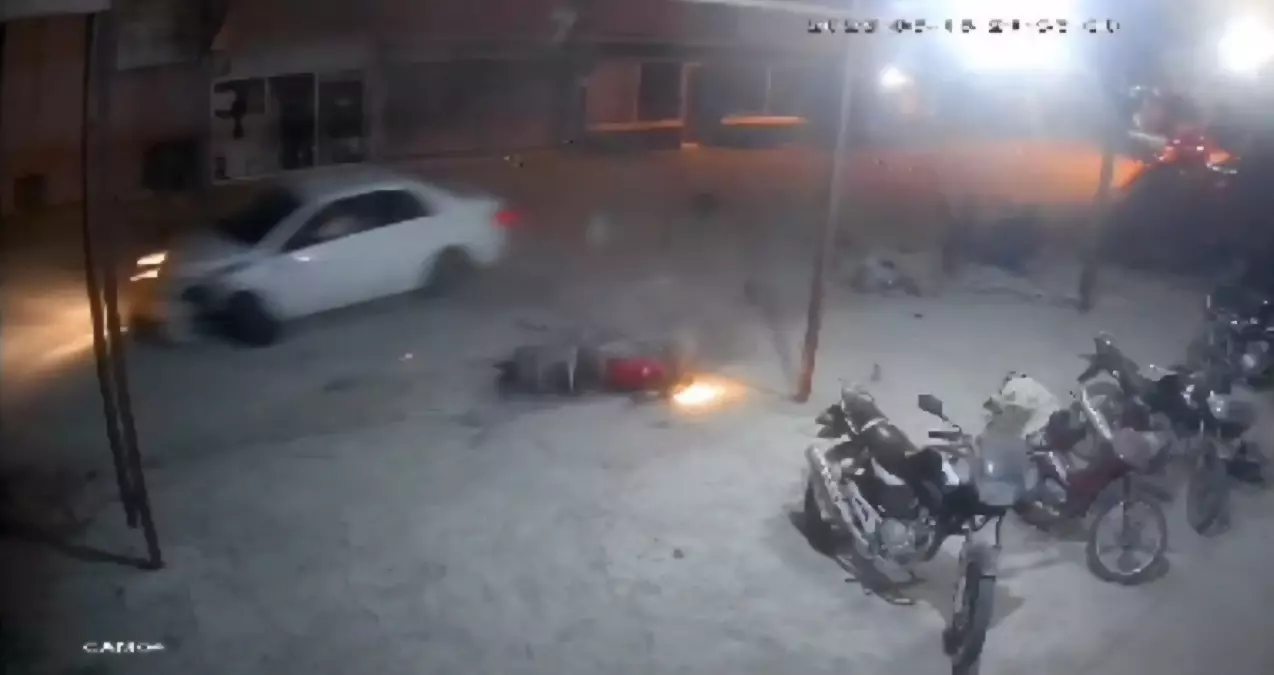 Hatay'da Otomobil Motosikletlere Çarptı, 4 Yaralı