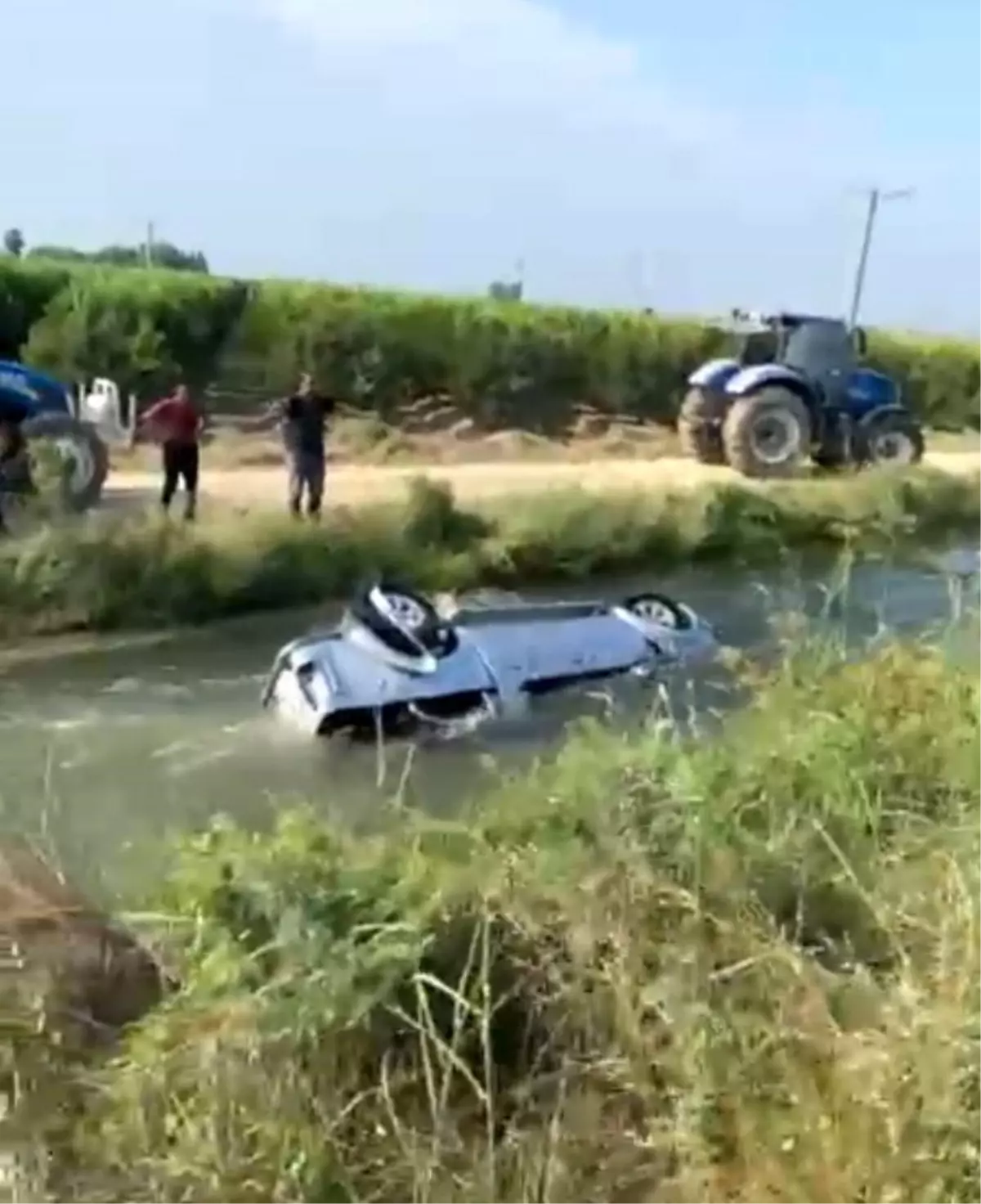 Adana'da trafik kazasında baba ile iki kızı aynı mezarlıkta toprağa verildi.