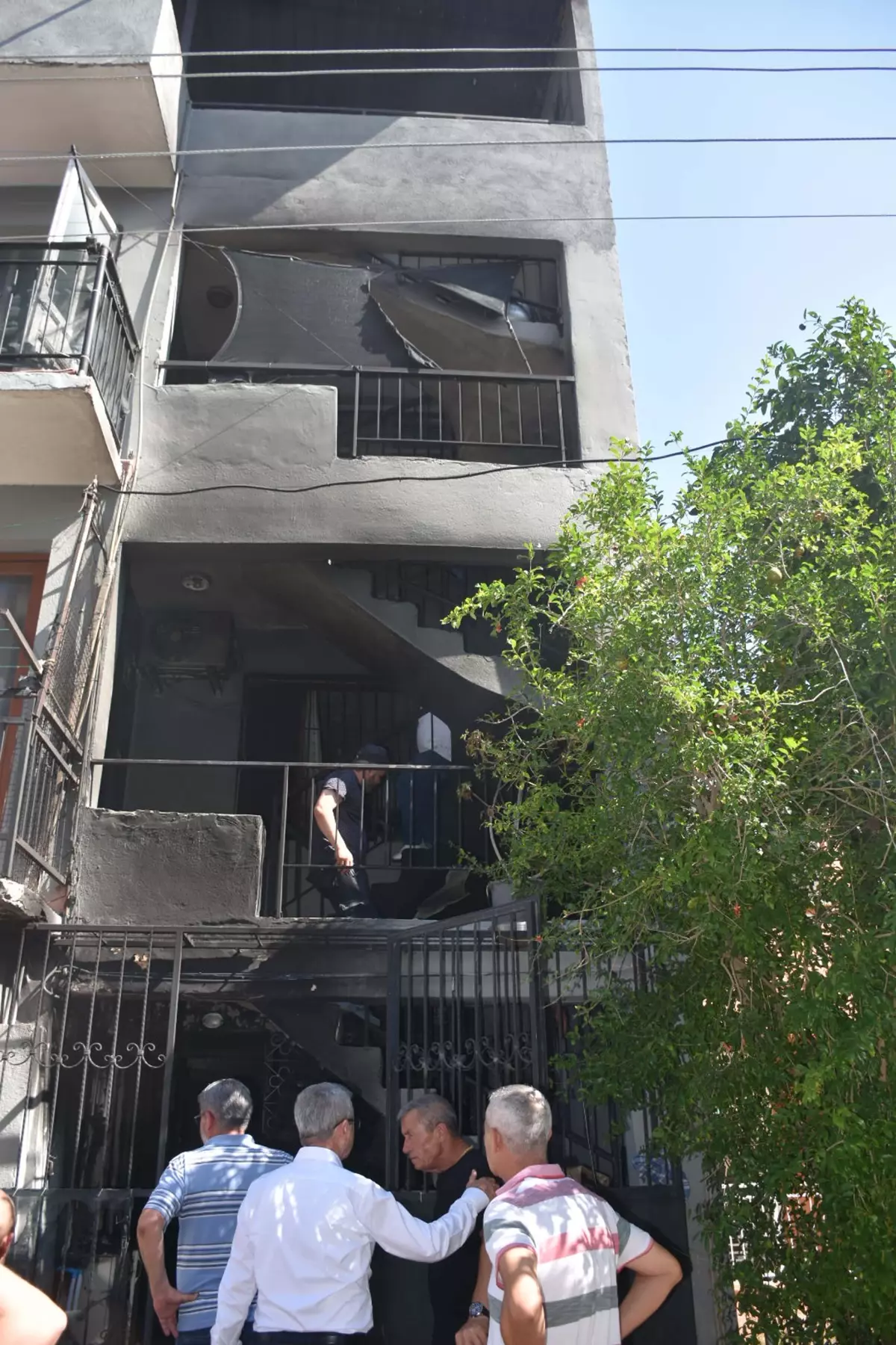 İzmir'de Yangın Paniği: Mahalleli Genç Kızı Kurtardı